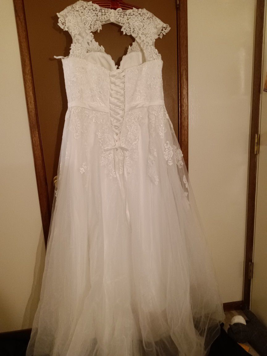 Beautiful Wedding Gown, Size 18, Sleeveless