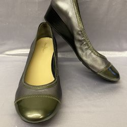 Cole Haan Milly Womens Size 9 1/2 B Silver/Green Leather Cap Toe Wedge Pumps Shoes. Heels 1”2/3 H PreOwned   In Very Good PreOwned Condition Minimum S