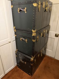Vintage footlocker green with gold latche