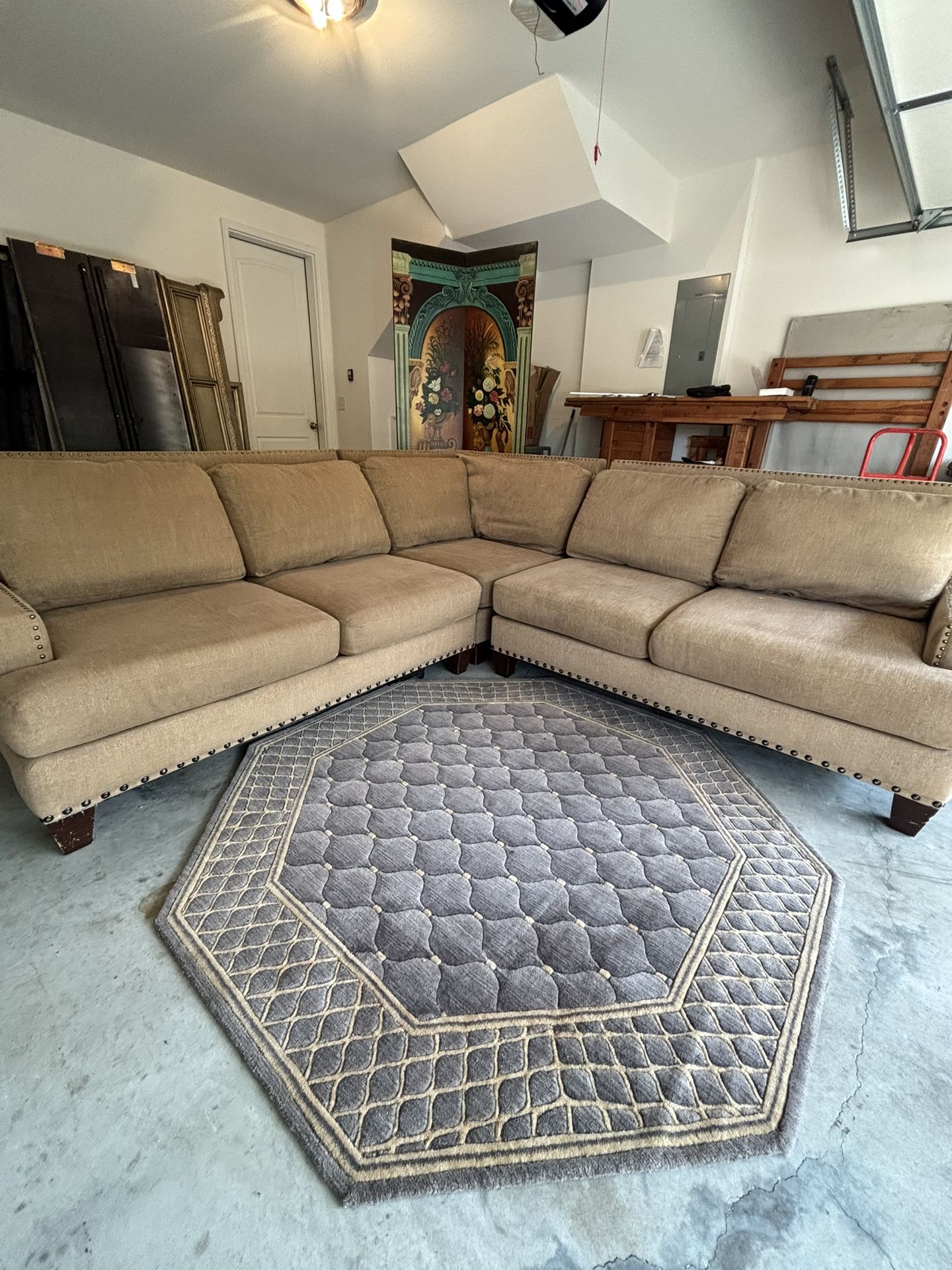 Free delivery - Comfy 3-Piece Sectional Couch – Spacious, Stylish & Great Condition!