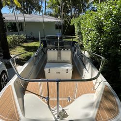 . Boston Whaler Montauk