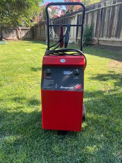 Snap-on Fast 420 is a heavy-duty, wheeled commercial battery charger