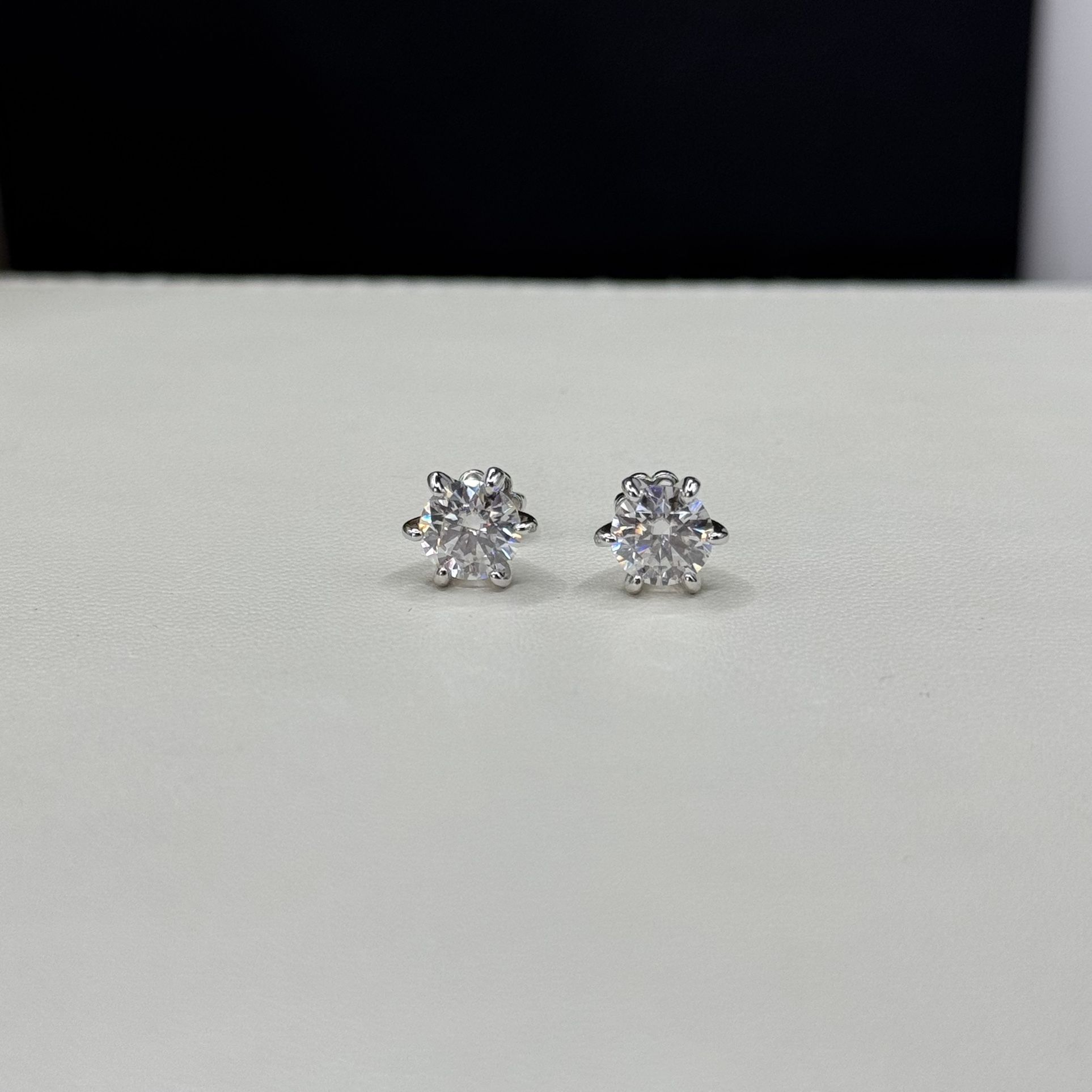 2CTTW GRA VVS1 MOISSANITE SCREW STUD EARRINGS