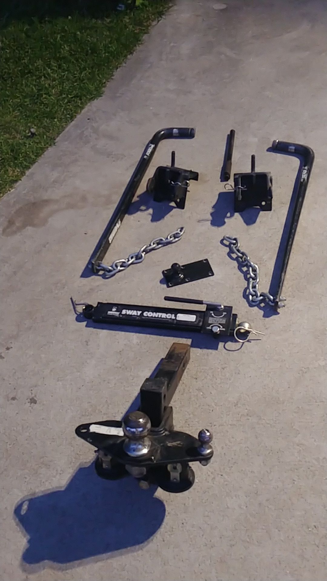Trailler hitch with sway control