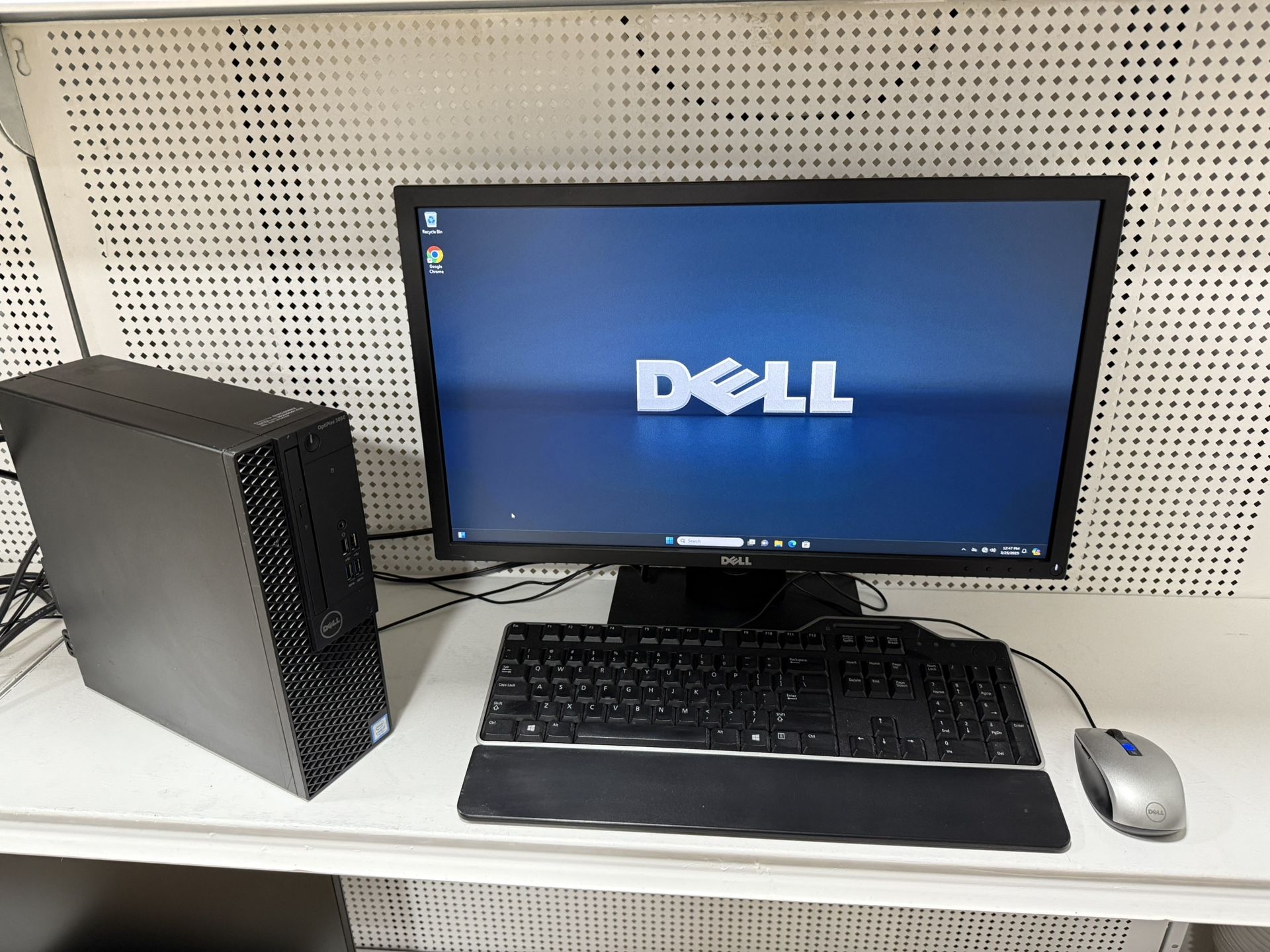 DELL desktop i7 processor comes with monitor keyboard and mouse