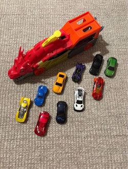 Hot  Wheels  City  Dragon  Launc h Transporter, Spits Cars From Its Mouth, Gift for Kids 3 Years & up!!