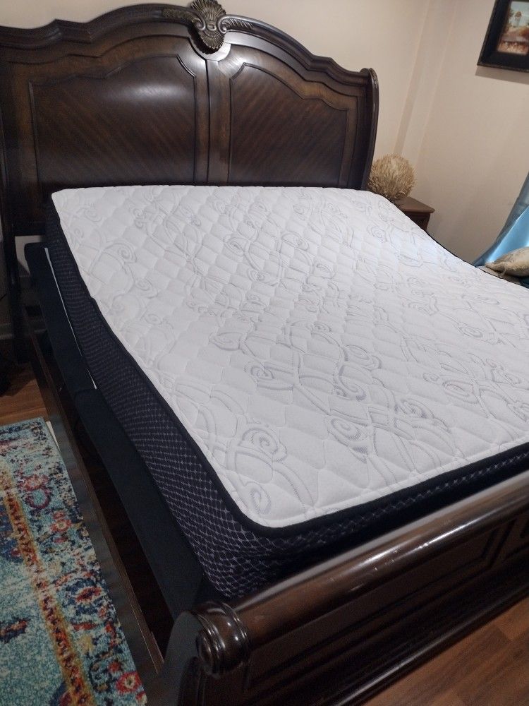 King Size Adjustable Bed Plus Dressers And Mirror 5 Pieces