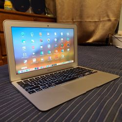 Excellent 11 inch Apple Macbook Air Laptop Computer With Intel Core i5 Proccesor With Programs