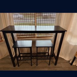 Breakfast Table With Stools 