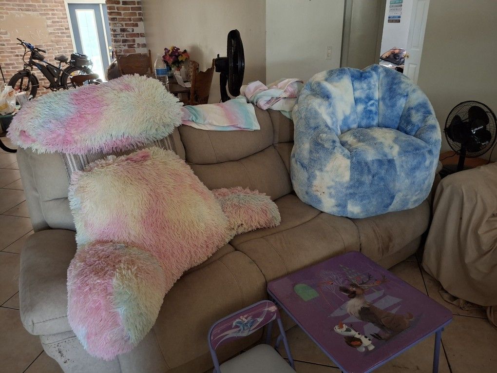 Kids Bedding And Frozen Table And Chair