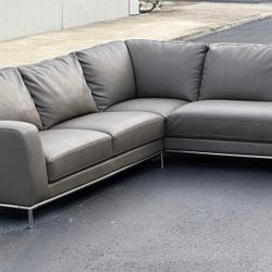 Sofa/Couch Sectional - LIKE NEW - Delivery Available 🚛
