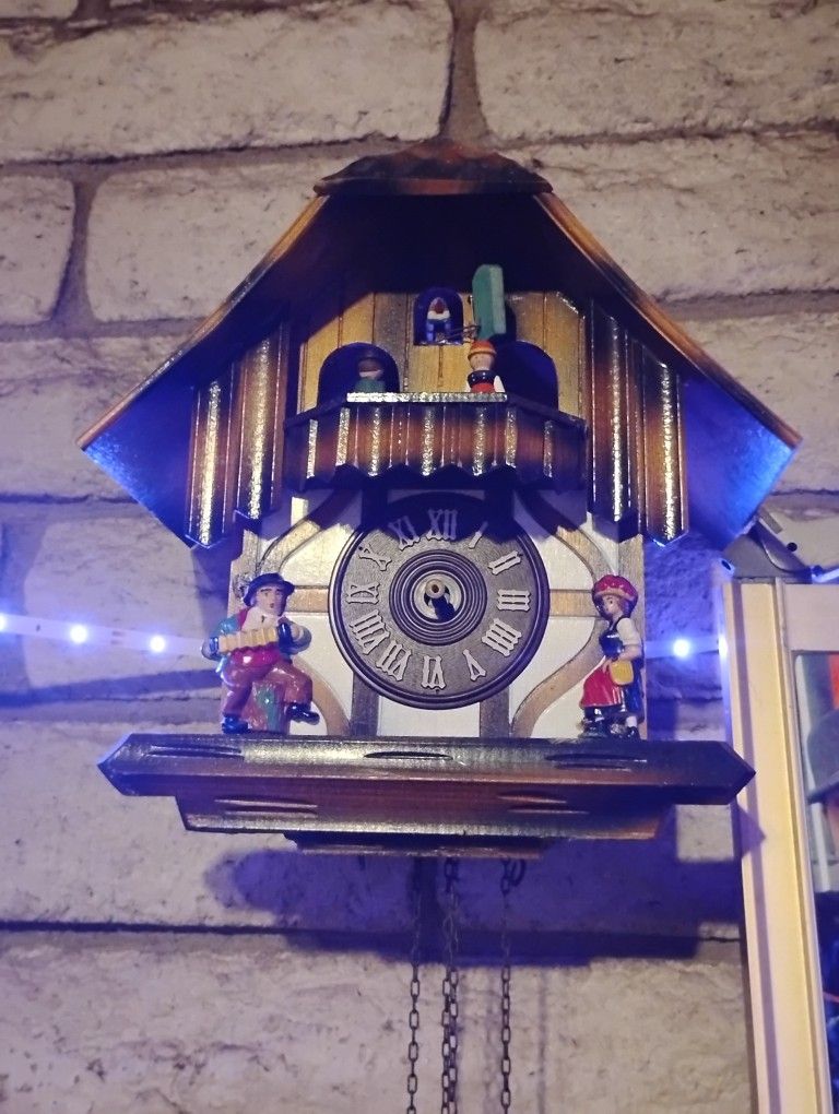 Winding Springs Antique Clock Farm
Multi Colored German Black Forest 30 Hour Chalet Musical Cuckoo Clock