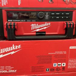 Milwaukee M18 Lithium-Ion Cordless PACKOUT Radio/Speaker with Built-In Charger