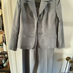 Used Ladies Gray LeSuit 2 Piece Suit Size 6 Petite. $12