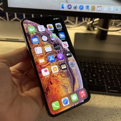 iPhone XS Max 64GB Unlocked to any Carrier! Like New!