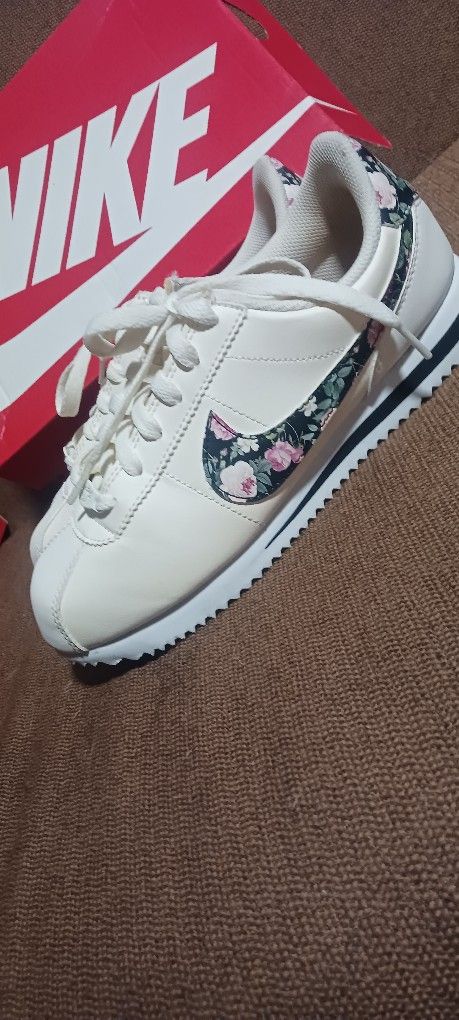 Nike Cortez Kids Sz 5