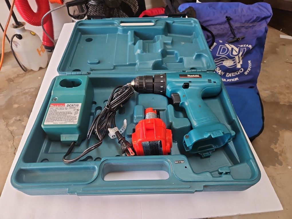 Makita 3/8" cordless Drill/driver With Case, Battery, Charger & Case In Chandler 