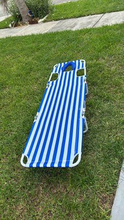 Beautiful lounge chair, opening for your face and arms carry straps for your back with a little pouch for personal items and a personal pouch on t