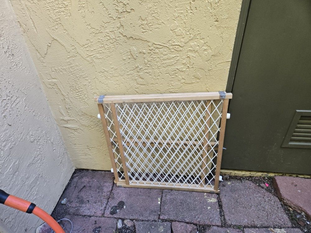 
🪵 Wooden Baby / Pet Safety Gate – Adjustable