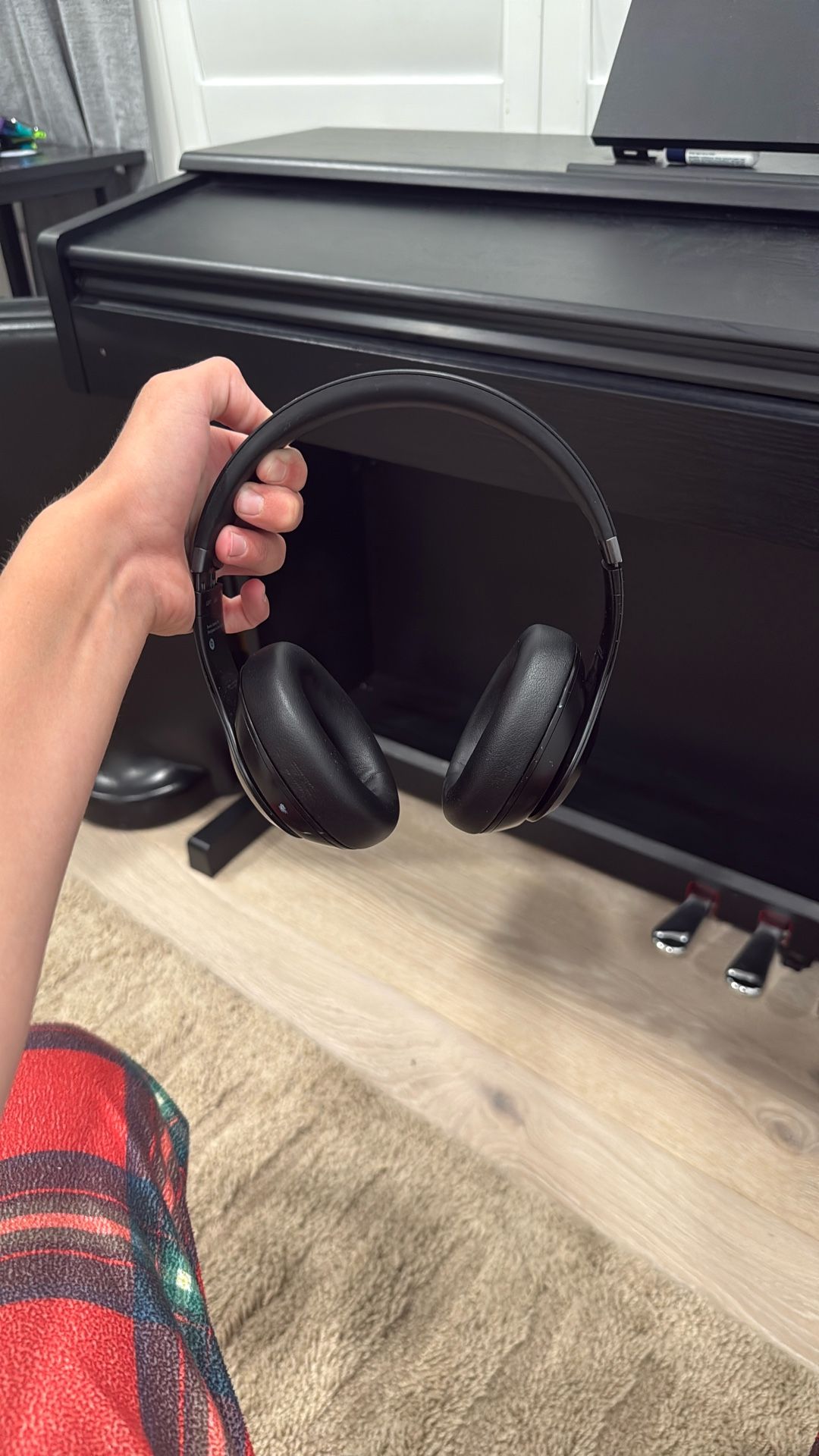 Beat Solo 4 Bluetooth Wireless On-Ear Headphones