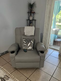 Excellent like new condition manual reclinîng chair massage