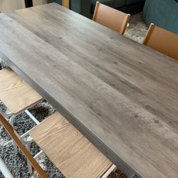 Dining table with 4 or 6 chairs 