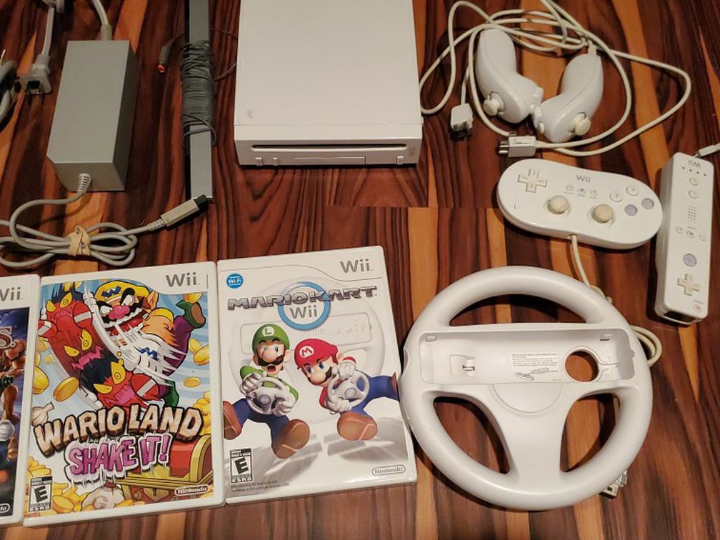 Nintendo Wii with 3 Games Smash bros Brawl, Warioland, Mario Kart, Controllers