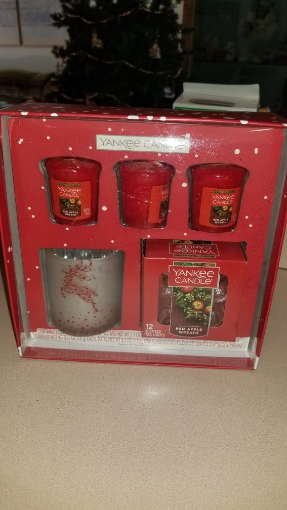 NEW IN BOX YANKEE CANDLE GIFT SET RED APPLE WREATH. PICK UP MIDDLEBORO ONLY FINAL SALE