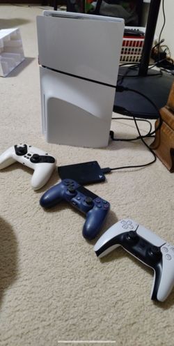 PS5  disc version with 3 controllers and seagate hard drive