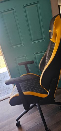 Dardashti Gaming Chair in black and yellow