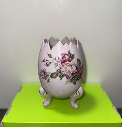 Vintage Porcelain Easter Egg Planter /Trinket Holder