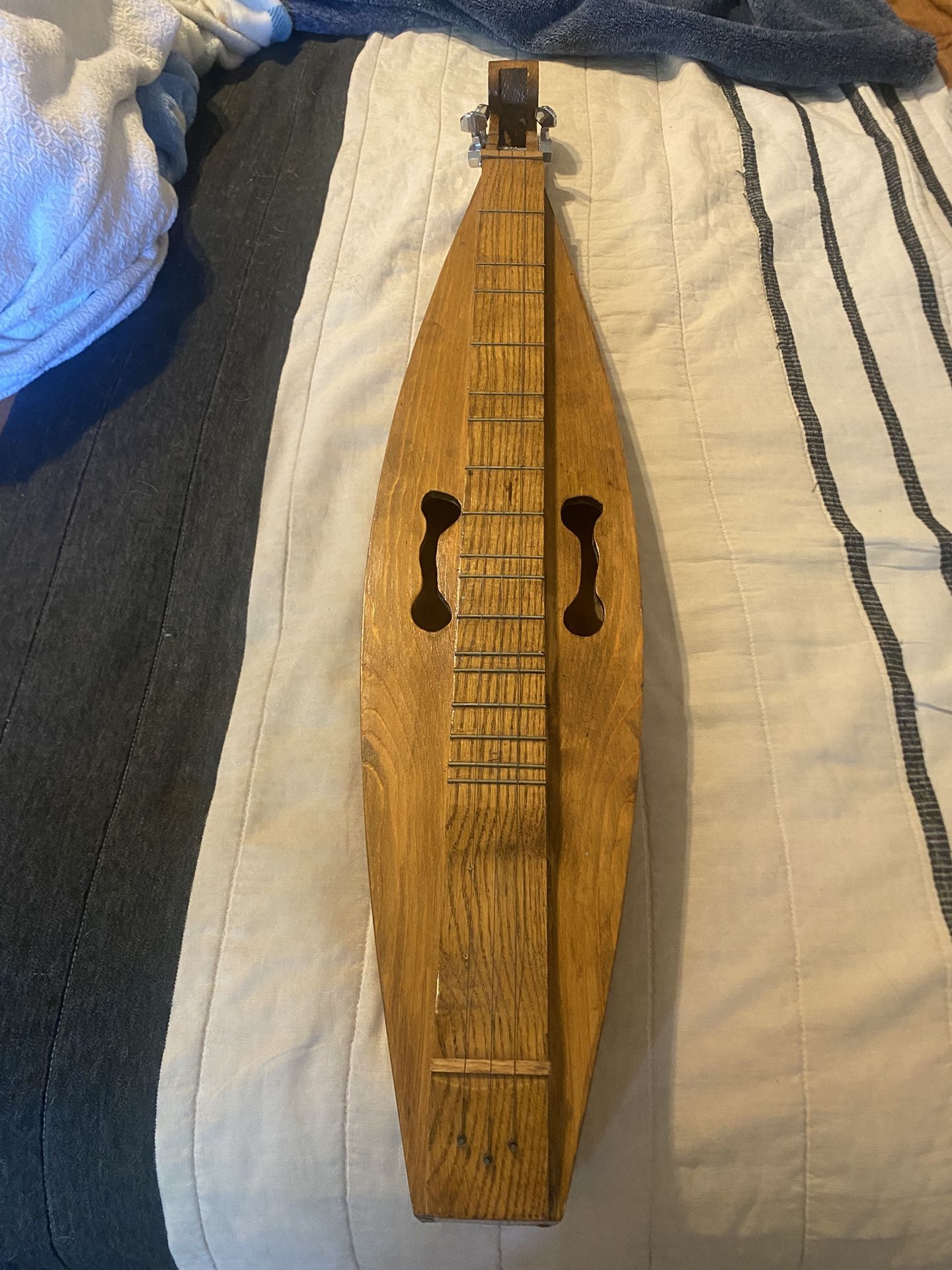 Unlabeled handmade teardrop mountain dulcimer.
