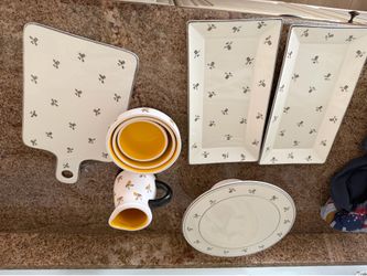 Bumble bee kitchen