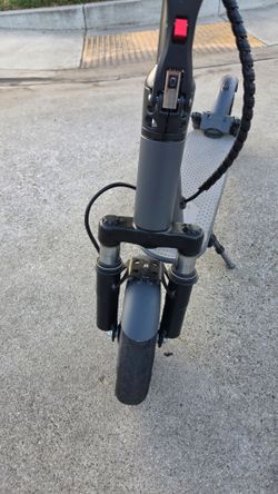 Electric shock-absorbing scooter
