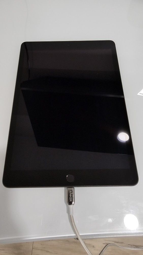 iPAD 8th Gen - 10.2 inch, WIFI, 32GB, Grey (Used, Excellent Condition)