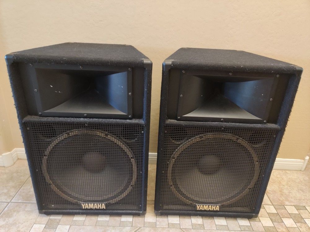 Yamaha S115V Passive 500 Watt Speakers