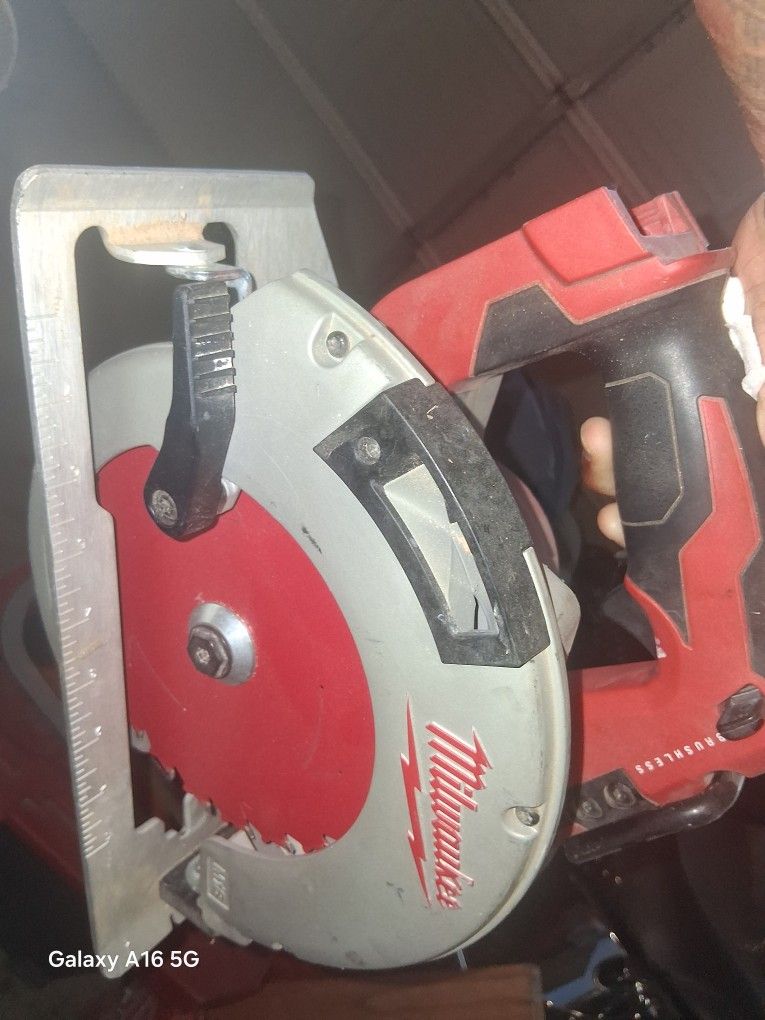 Milwaukee Cordless Brushless Saw Tool