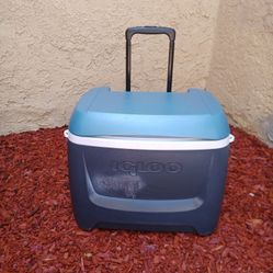 ROLLING COOLER WITH HANDLE ( IGLOO )