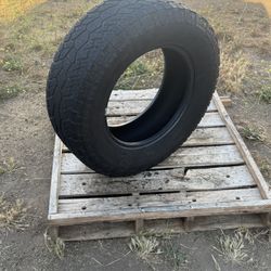 (265/65/17) Tire
