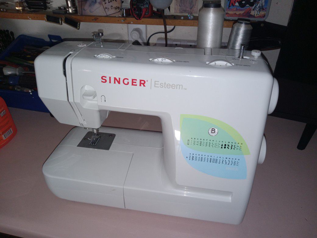 Singer Sewing Machine In Excellent Condition Works Perfect Ready To Sew $79 Very Firm