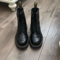 Dr. Martens classic black boot 