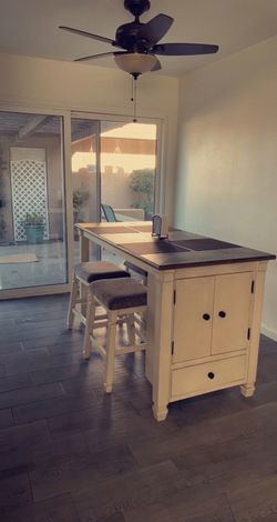 Dining table with 4 stools