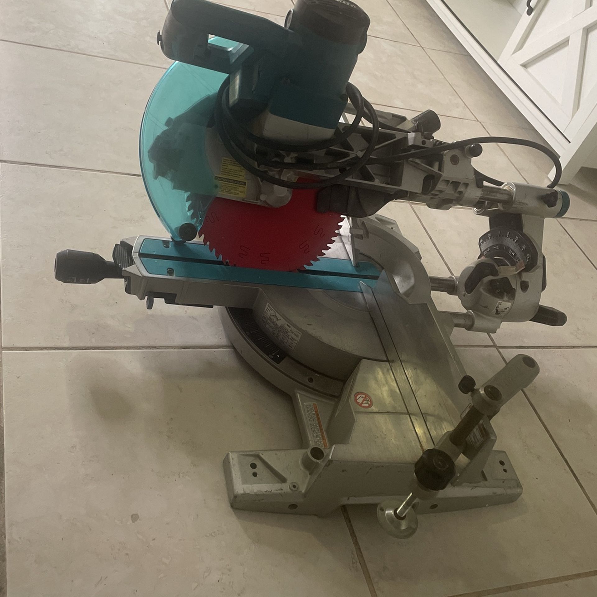 Makita 10” Doble Bevel Sliding Compound Miter Saw