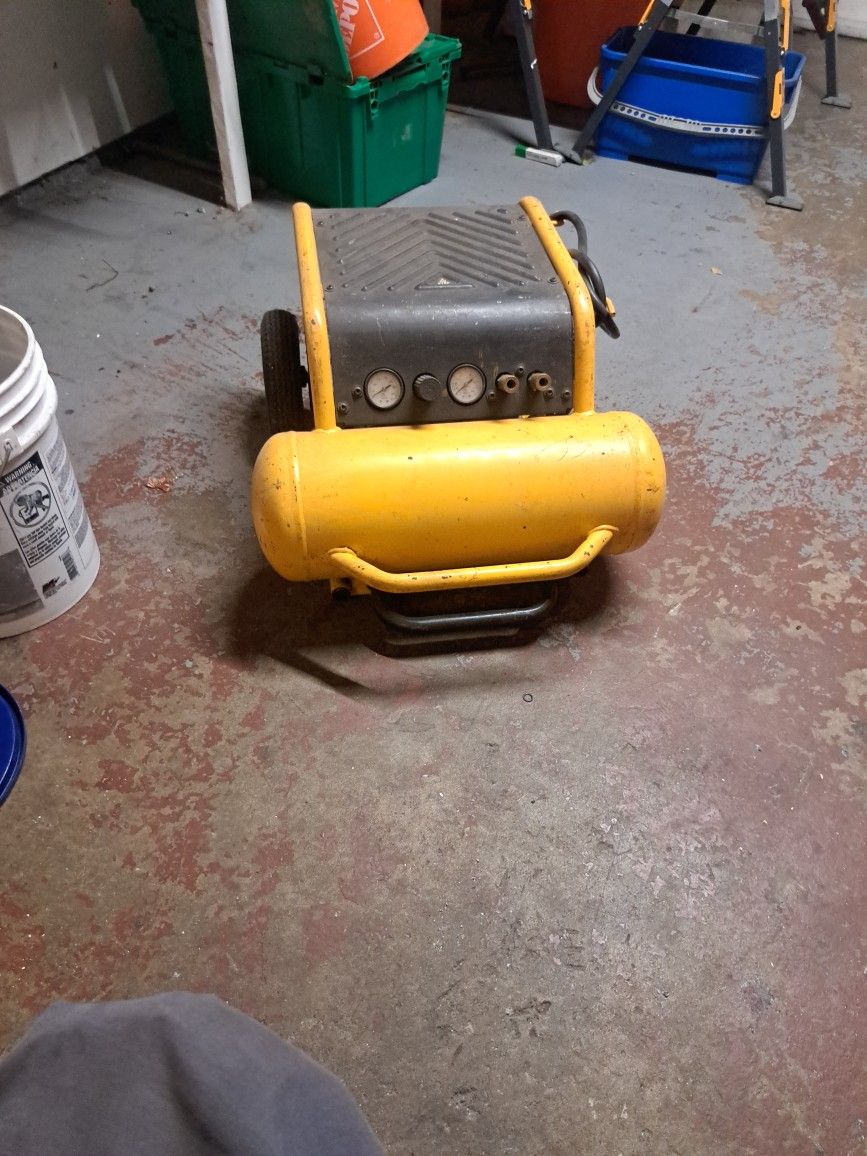 Dewalt Compresser With Hosees