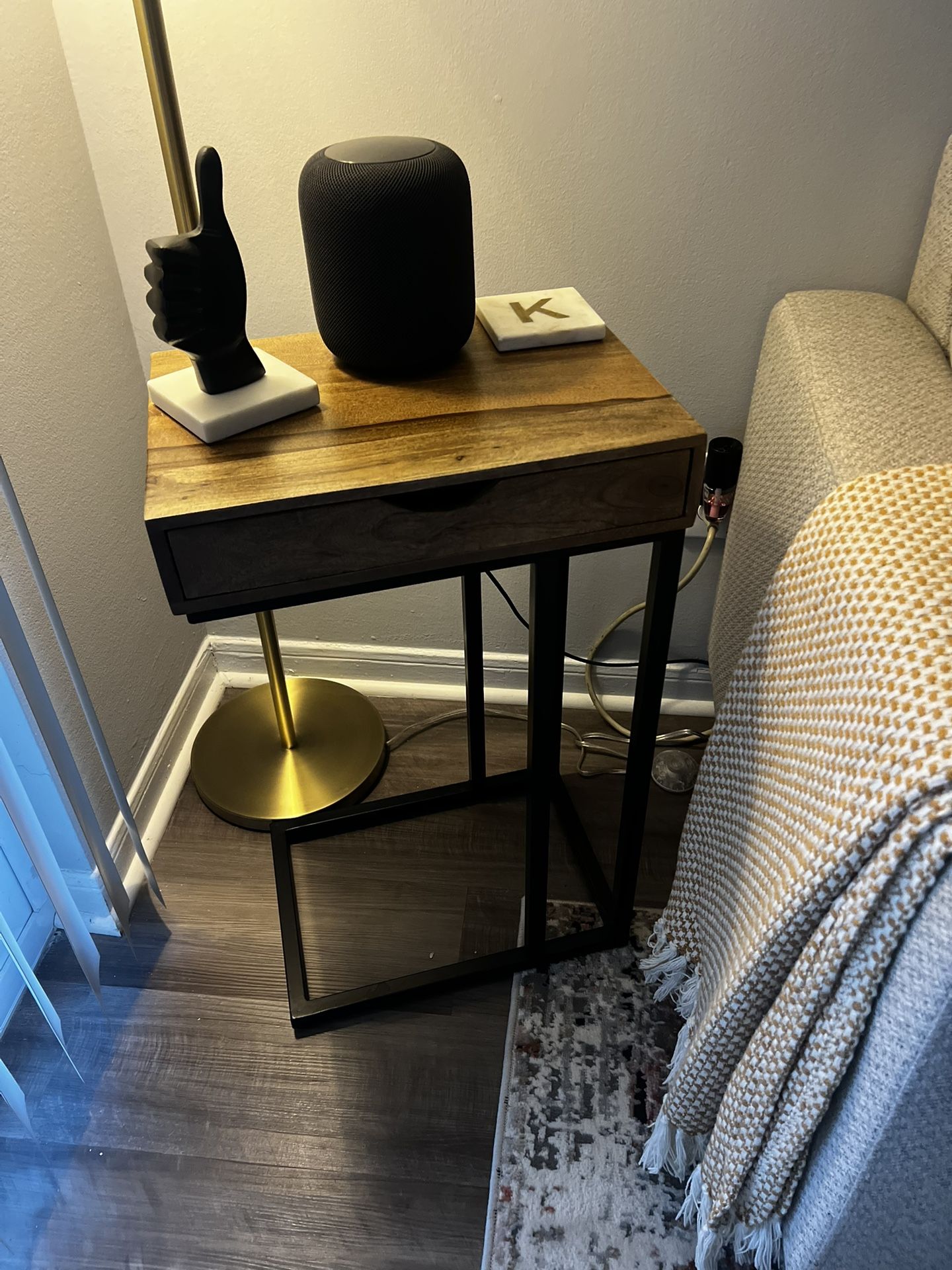 Wooden Couch Side Table with Drawer – Great Condition