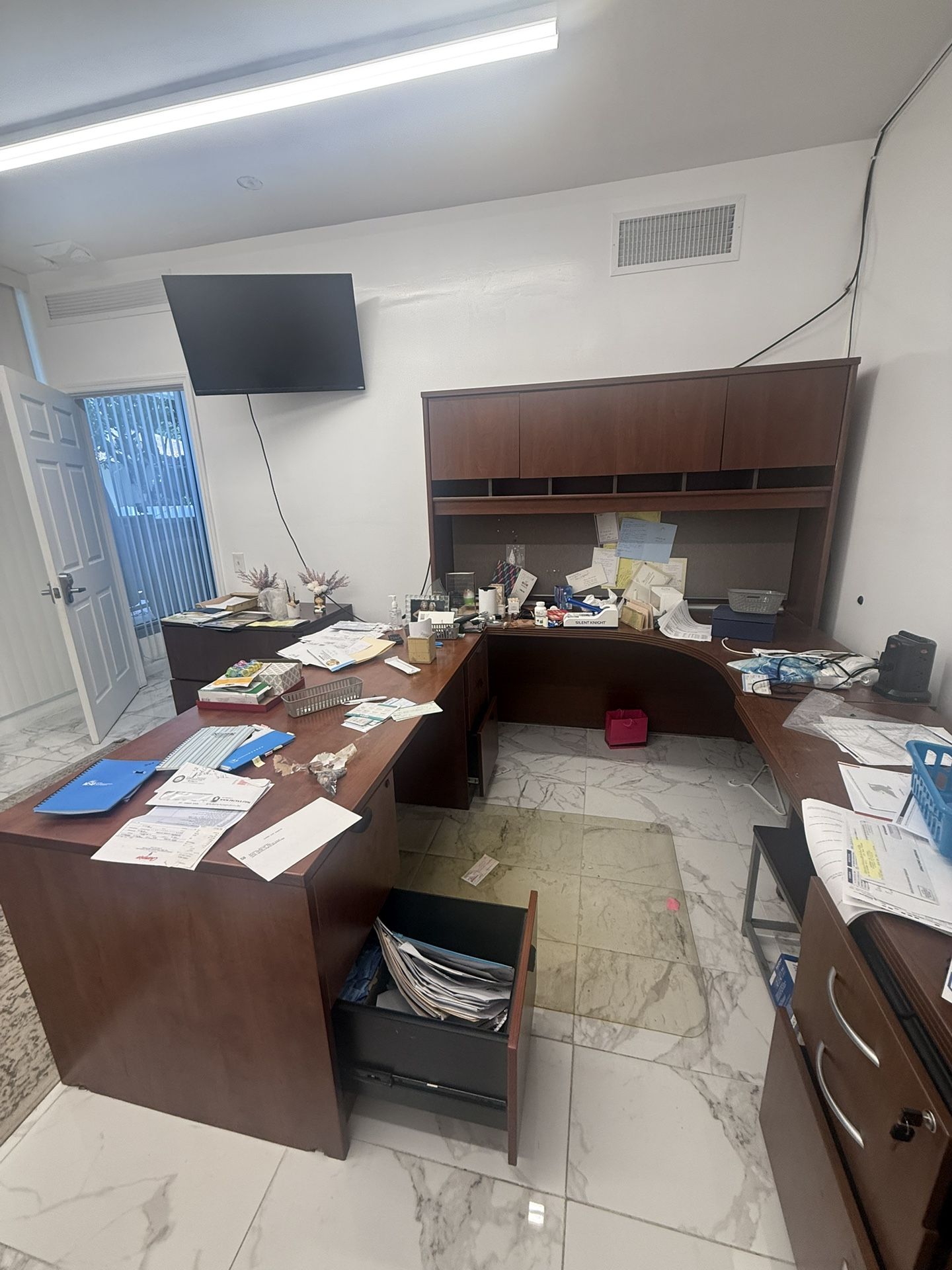 Office Furniture L-shape Desk And File Cabinets