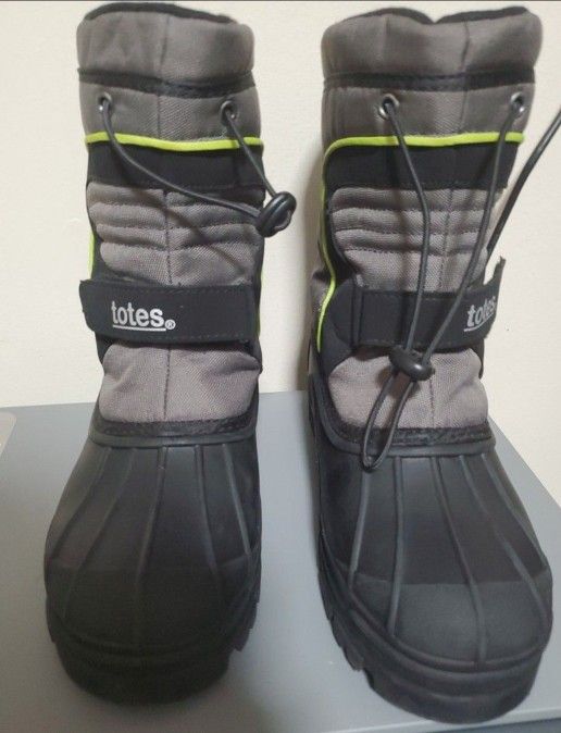 TOTES RAIN AN SNOW BOOTS