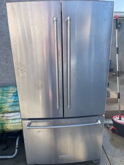 Refrigerator de 3 puertas usado trabaja bien marca KitchenAid $200