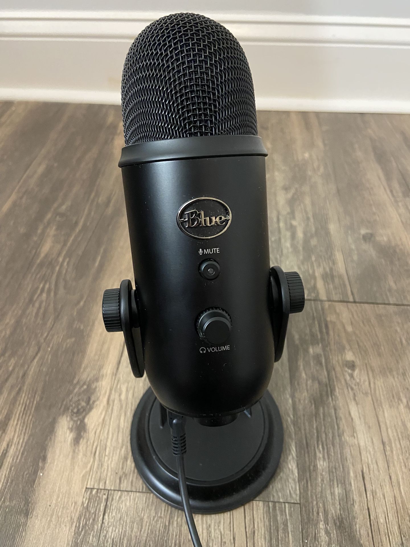Blue yeti microphone ( Like new )