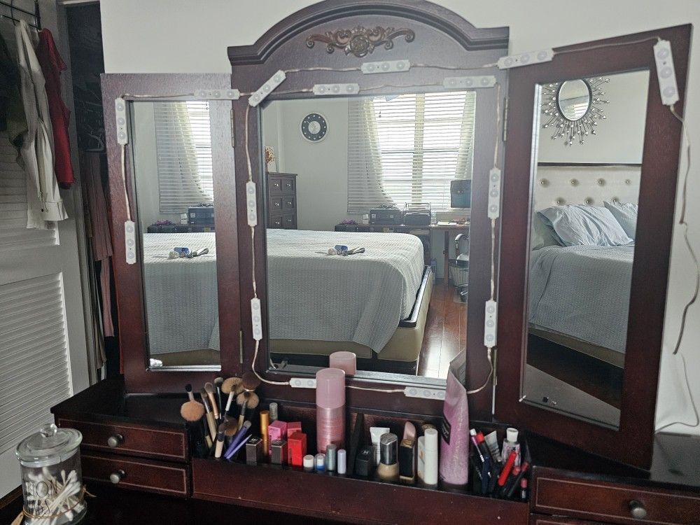 FREE MakeUp Vanity